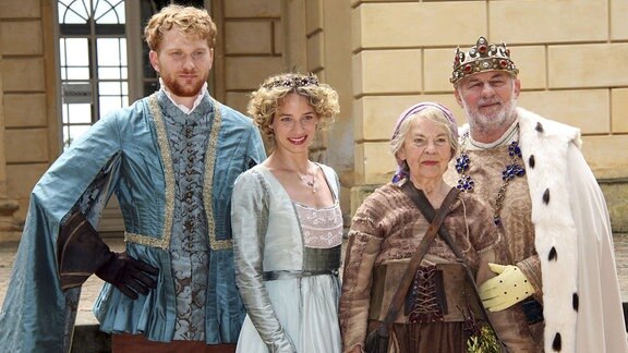 Lucas Prisor, Jytte-Merle Böhrnsen, Christel Bodenstein und Heinz Hoenig beim Fototermin am Set des ARD Märchenfilms Das singende, klingende Bäumchen vor dem Belvedere auf dem Klausberg. 