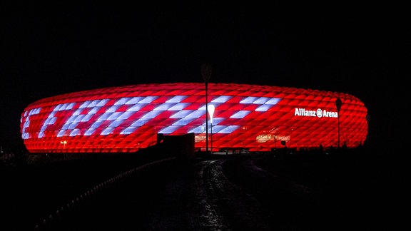 Die zu Ehren des verstorbenen Franz Beckenbauer in rot beleuchtete Allianz-Arena des FC Bayern Muenchen mit dem Schriftzug 'Danke Franz'