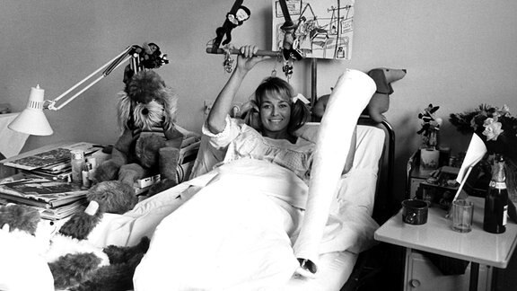 Hannelore Auersperg liegt im Krankenhaus in Kitzbühel, nachdem sie am 26.05.1972 bei einem Autounfall bei Kitzbühel schwer verunglückt war