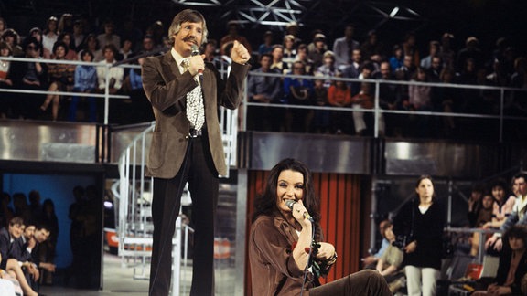 Henry Valentino und Uschi bei einem Auftritt in der ZDF-Hitparade in den 1970er Jahren.