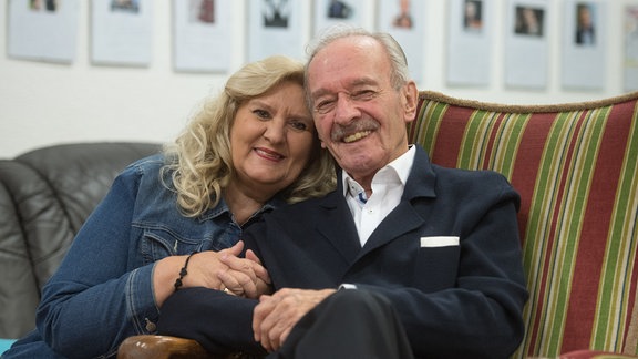 Horst Naumann feiert seinen 95. Geburtstag in Duisburg Schauspieler Horst Naumann mit seiner Frau Martina Linn-Naumann am 19. November 2020 in Duisburg.
