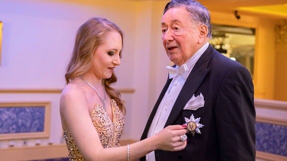 Lugner Kinos Geschaeftsführerin Jacqueline Lugner mit ihrem Vater Geschaeftsmann, Reality-TV-Darsteller, Bauunternehmer, Projektentwickler und Baumeister Richard -Moertl- Lugner während des traditionellen Fototermins mit seinen Gaesten vor dem Opernball 2024 im Grand Hotel Wien am 08. Februar 2024 in Wien.