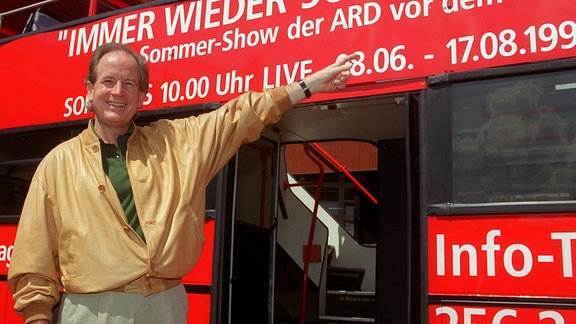 Moderator Max Schautzer steht vor dem Top-Tour-Bus der SFB-Sendung "Immer wieder sonntags"