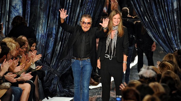 Der italienische Designer Roberto Cavalli und seine Frau Eva betreten den Laufsteg nach der Modenschau für sein Label Just Cavalli während der Mailänder Modewoche Frühjahr/Sommer 2011