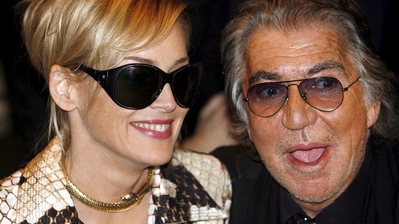 US-Schauspielerin Sharon Stone (L) posiert für ein Foto mit dem italienischen Stylisten Roberto Cavalli 