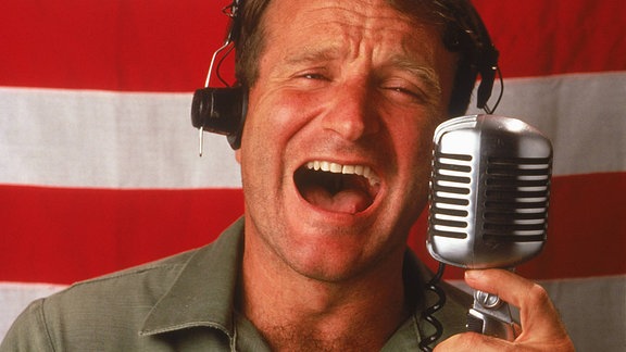 Ein Filmstill mit Robin Williams aus dem Film "Good morning Vietnam".