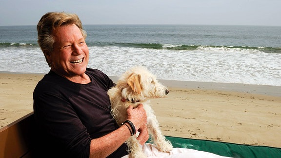 Ryan O Neal mit seinem Hund Mozart in Malibu am Strand