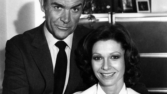 Sean Connery als James Bond, Pamela Salem als Miss Moneypenny, 1983