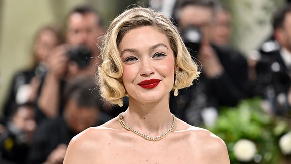 Gigi Hadid kommt zur Benefizgala zur Eröffnung der Ausstellung „Sleeping Beauties: Reawakening Fashion“  des Costume Institute des Metropolitan Museum of Art