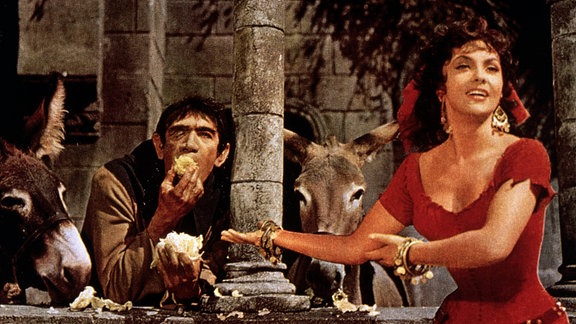 Filmstill aus dem Film "Der Glöckner von Notre Dame" mit Gina Lollobrogoda