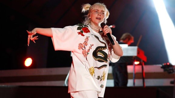 Billie Eilish auf der Bühne.