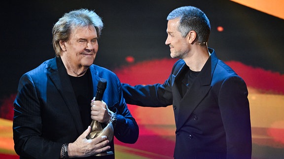 Sänger Howard Carpendale (l) wird bei der Verleihung des Medienpreises «Goldene Henne» von seinem Sohn Wayne Carpendale mit dem Ehrenpreis Musik ausgezeichnet. 