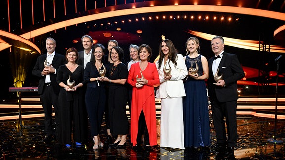 Die Preisträger und Preisträgerinnen bei der Verleihung des Medienpreises «Goldene Henne» stehen für ein Gruppenbild auf der Bühne zusammen. 