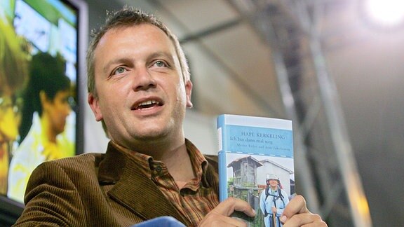Der Entertainer und Autor Hape Kerkeling präsentiert auf der Internationalen Frankfurter Buchmesse sein Buch "Ich bin dann mal weg",