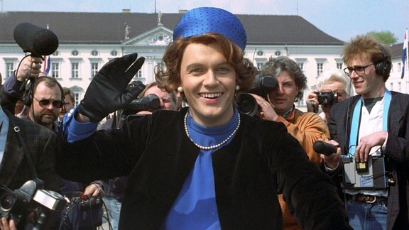 Verkleidet als Königin Beatrix der Niederlande posiert der deutsche Komiker und Showmaster Hape Kerkeling