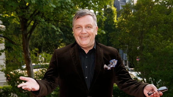 Hape Kerkeling auf dem Roten Teppich bei der Verleihung des Bayerischen Fernsehpreises