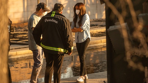 Meghan Markle (r), Herzogin von Sussex, spricht mit Pasadenas Bürgermeister Victor Gordo (M) und Doug Goodwin, dessen Haus durch das Eaton-Feuer zerstört wurde.