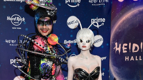 Bill Kaulitz (l) und Leni Olumi Klum besuchen die 23. jährliche Halloween-Party von Heidi Klum im Hard Rock Hotel New York.