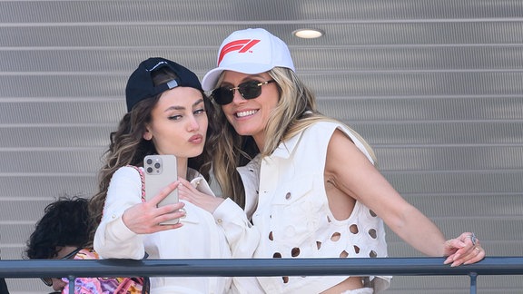 Heidi und Leni Klum machen ein Selfie.