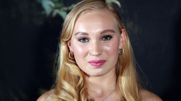 Helena Zengel besucht die New Yorker Premiere von „The Legend Of Ochi“ am 15. April 2025 im Village East Cinema in New York City