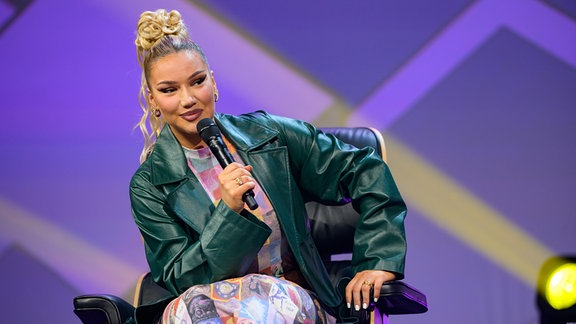Rapperin Shirin David während eines Talks auf der Bühne.
