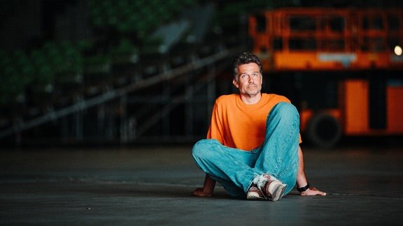 Wayne Carpendale bei den Tourproben in Riesa. In dem Film gibt Wayne Carpendale intime Einblicke, die das Publikum so noch nicht gesehen hat. Es sind die stillen Augenblicke abseits der Scheinwerfer und die besondere Beziehung zwischen Vater und Sohn.