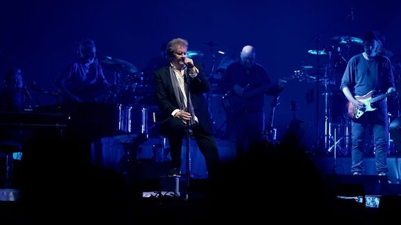 Howard Carpendale beim Auftritt in der Kölner Lanxess Arena. In dem Film gibt Wayne Carpendale intime Einblicke, die das Publikum so noch nicht gesehen hat. Es sind die stillen Augenblicke abseits der Scheinwerfer und die besondere Beziehung zwischen Vater und Sohn.