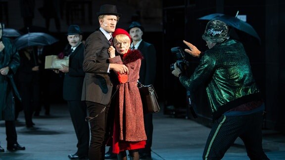 Die Schauspieler Ronny Miersch (l-r), Ingrid Steeger und Thorsten Nindel agieren während der Medienprobe des Schauspiels "Der Prozess" bei den 69. Bad Hersfelder Festspielen auf der Bühne.