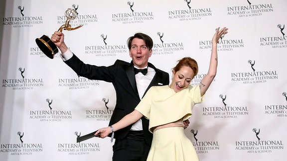Jochen Laube (l) und Katharina Eyssen posieren im Presseraum mit dem Emmy für die beste Dramaserie für «Die Kaiserin» bei den 51. International Emmy Awards im New York Hilton Midtown.