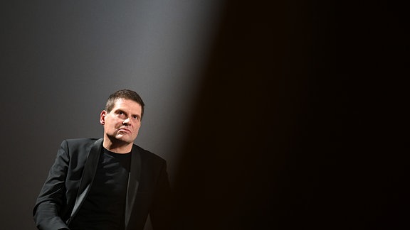 Jan Ullrich sitzt 2023 nach der Vorstellung seiner Dokumentation "Jan Ullrich - Der Gejagte" im Filmtheater Sendlinger Tor auf der Bühne.