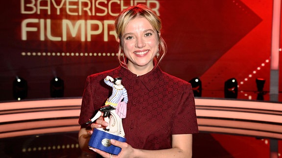 Jella Haase präsentiert ihren Filmpreis