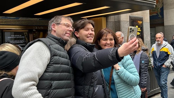 Leon Ewerdwalbesloh (M), posiert mit seiner Familie, für eine Foto vor dem Eingang zum Studio der «The Tonight Show starring Jimmy Fallon».