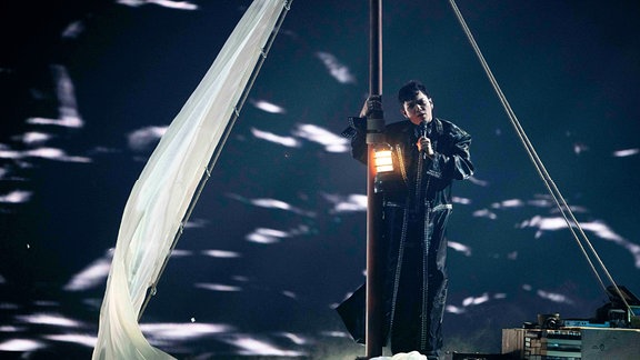 Der Gewinner des Eurovision Song Contest 2025, JJ aus Österreich, während seines Auftritts in Basel.