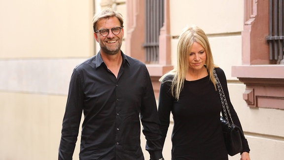 JUERGEN UND ULLA KLOPP AUF DEM WEG ZUR ABSCHIEDSFEIER VON CHRISTIAN HEIDEL IM FRANKFURTER HOF