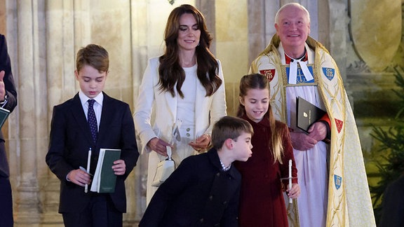 Prinz William und Kate Middleton und ihre Kinder Prinz George, Prinzessin Charlotte und Prinz Louis beim Weihnachtsliedgottesdienst in der Westminster Abbey in London am 08.12.2023.