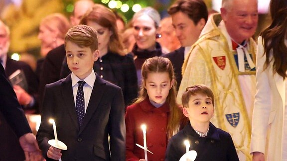 Prinz William und Kate Middleton und ihre Kinder Prinz George, Prinzessin Charlotte und Prinz Louis beim Weihnachtsliedgottesdienst in der Westminster Abbey in London.