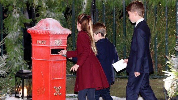 Prinz George, Prinzessin Charlotte und Prinz Louis stecken Briefe in einen Briefkasten
