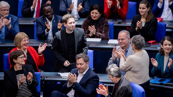 Kevin Kuehnert (SPD) wird unter tosendem Applaus nach seiner letzten Rede im Deutschen Bundestag verabschiedet.