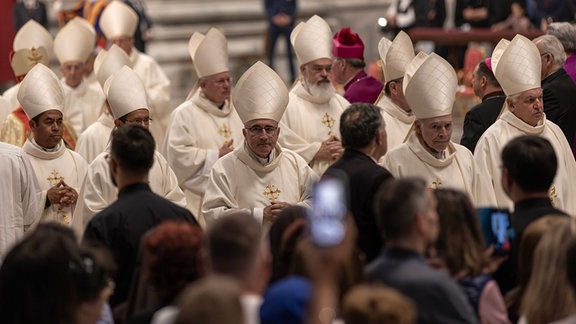 Nach dem Tod von Papst Franziskus im Vatikan Kardinäle verlassen nach der neunten Novendiale-Messe zum Gedenken an Papst Franziskus den Petersdom im Vatikan in Rom.