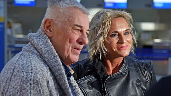 Heinz Hönig mit Ehefrau Annika Kärsten-Hönig am Frankfurter Flughafen.