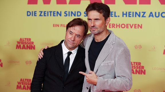 Weltpremiere des Kinofilms ALTER WEISSER MANN am 22.10.2024 im Mathäser Filmpalast in München. Jan Josef Liefers, links - Simon Verhoeven ( Regie und Drehbuch ), rechts