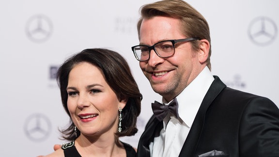Annalena BAERBOCK (Bundesvorsitzende Buendnis90/DieGruenen) mit Ehemann Daniel HOLEFLEISCH. 67. Bundespresseball im Hotel Adlon in Berlin