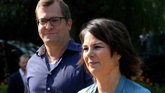 Annalena Baerbock, rechts, Spitzenkanzlerin der Grünen, und ihr Ehemann Daniel Holefleisch, links, treffen in einem Wahllokal in Potsdam ein