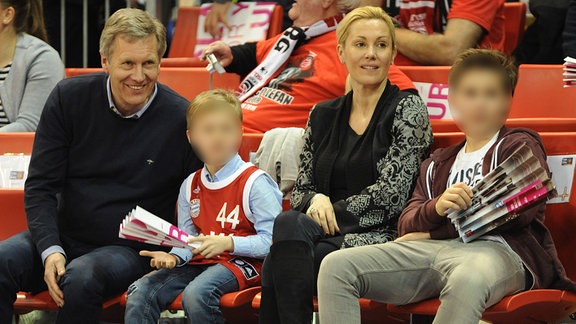 Ex Bundespraesident Christian WULFF mit Ehefrau Bettina und seinen Söhnen Linus Florian und Leander als Zuschauer beim Basketball