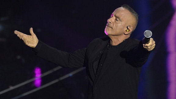 Eros Ramazzotti tritt während der 74. Ausgabe des San Remo Italian Song Festival im Ariston Theater in Sanremo, Italien, auf
