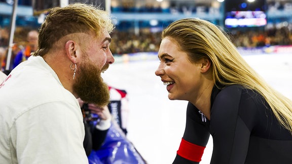 Jake Paul und Jutta Leerdam freuen sich gemeinsam über ihren Sieg im Eisschnellauf-Sprint 