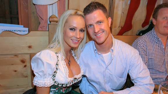 Oktoberfest 30.09.2008 Rennfahrer Ralf Schumacher  Frau Cora im Festzelt - Kufflers Weinzelt - beim Oktoberfest auf der Theresienwiese in Muenchen - 30.09.2008