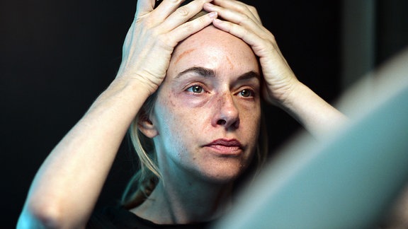 Kim Riedle als Jasmin Grass in einer Szene der Thriller-Streaming-Serie «Liebes Kind» 