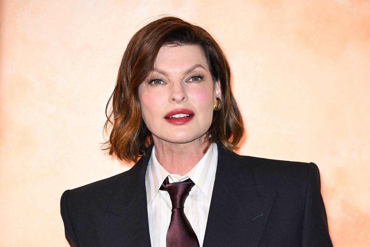 Portrait des Supermodels Linda Evangelista in Krawatte und Jackett