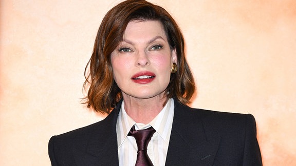 Portrait des Supermodels Linda Evangelista in Krawatte und Jackett